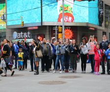Folk ser sig selv på storskærm – Times Square